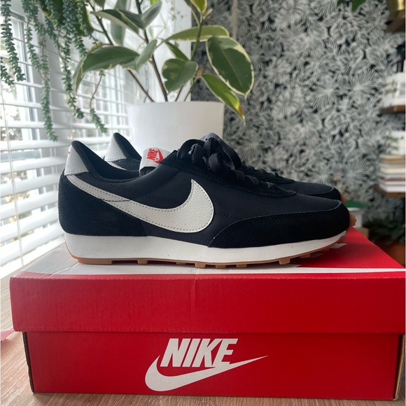 Nike Shoes - 🔥FLASH SALE🔥 New 💫Women’s Retro Nike Daybreak Sneaker (Size 7)